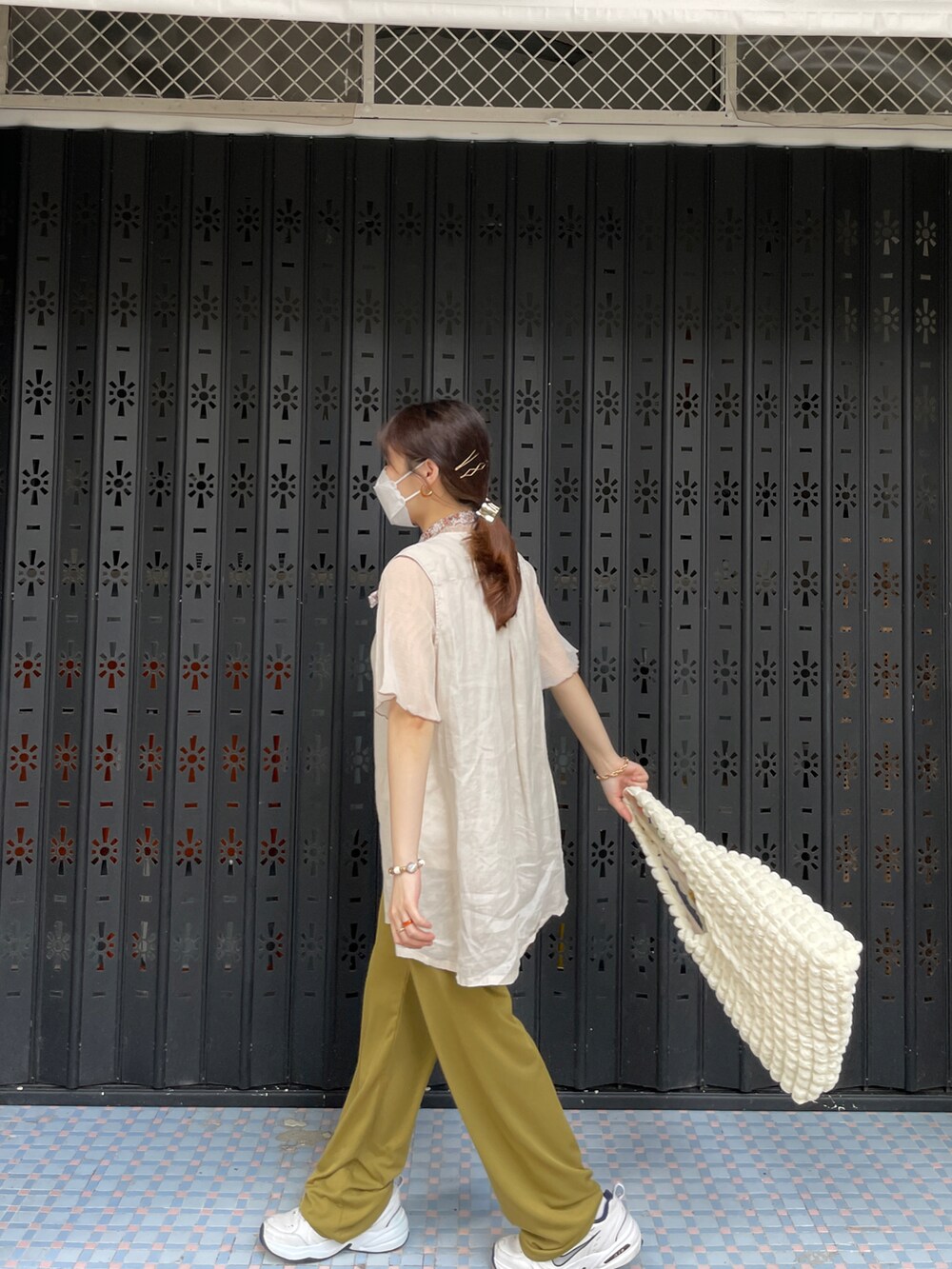 ベージュ系のトップス、ベージュ系のトップス、グリーン系のパンツを着用したレディースの秋コーディネートの2枚目の写真