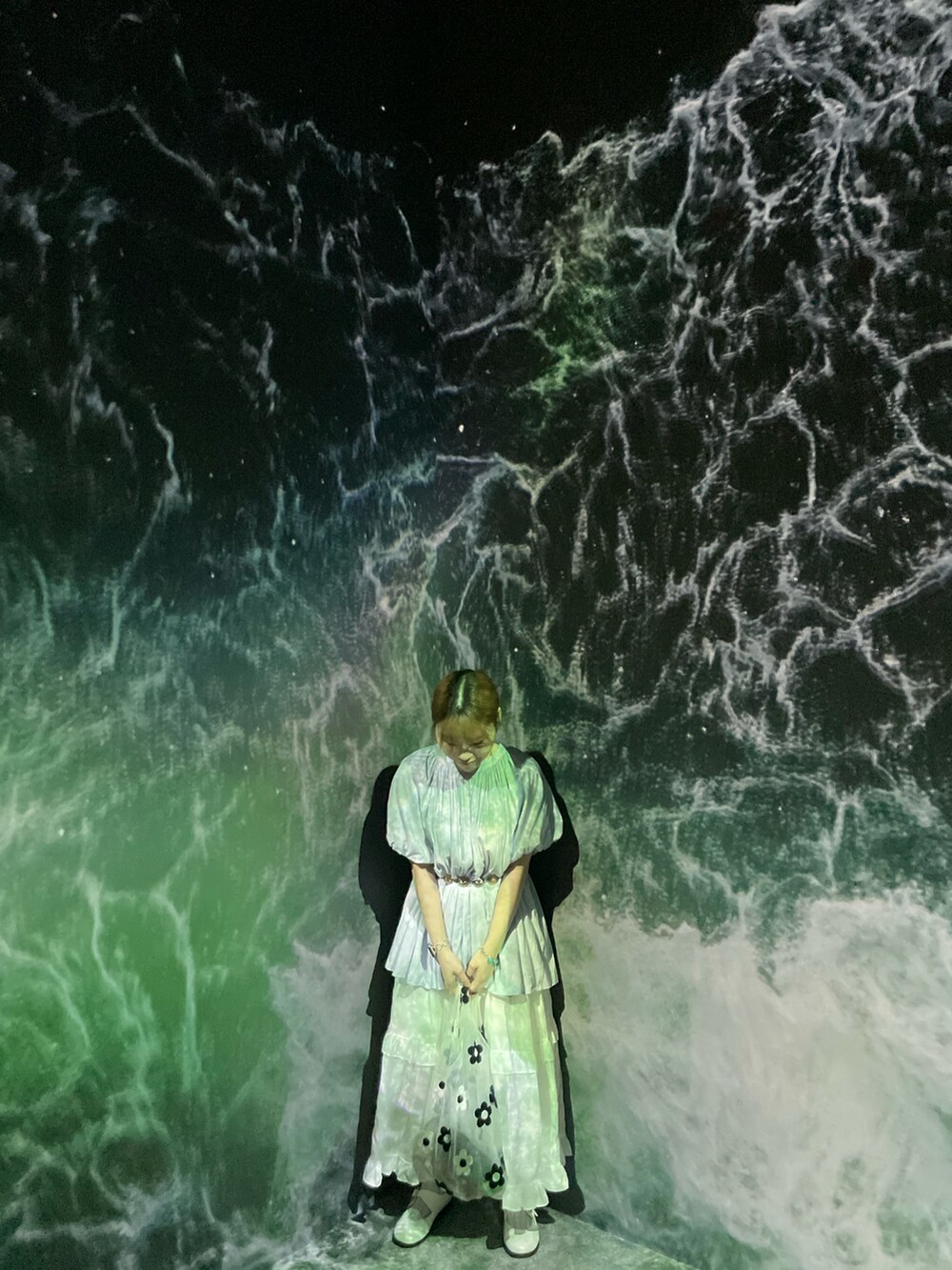 ホワイト系のスカート、ブルー系のトップスを着用したレディースの春コーディネートの3枚目の写真