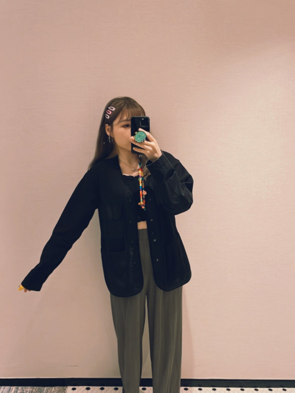 ブラック系のシューズを着用したレディースの春コーディネートの2枚目の写真