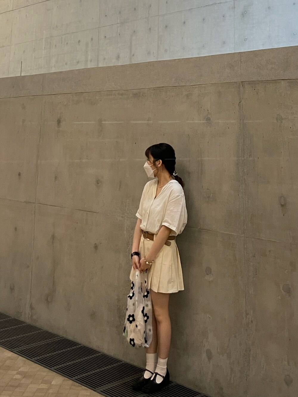 ベージュ系のスカート、ベージュ系のシャツ/ブラウス、ホワイト系のソックス/靴下を着用したレディースの夏コーディネートの2枚目の写真