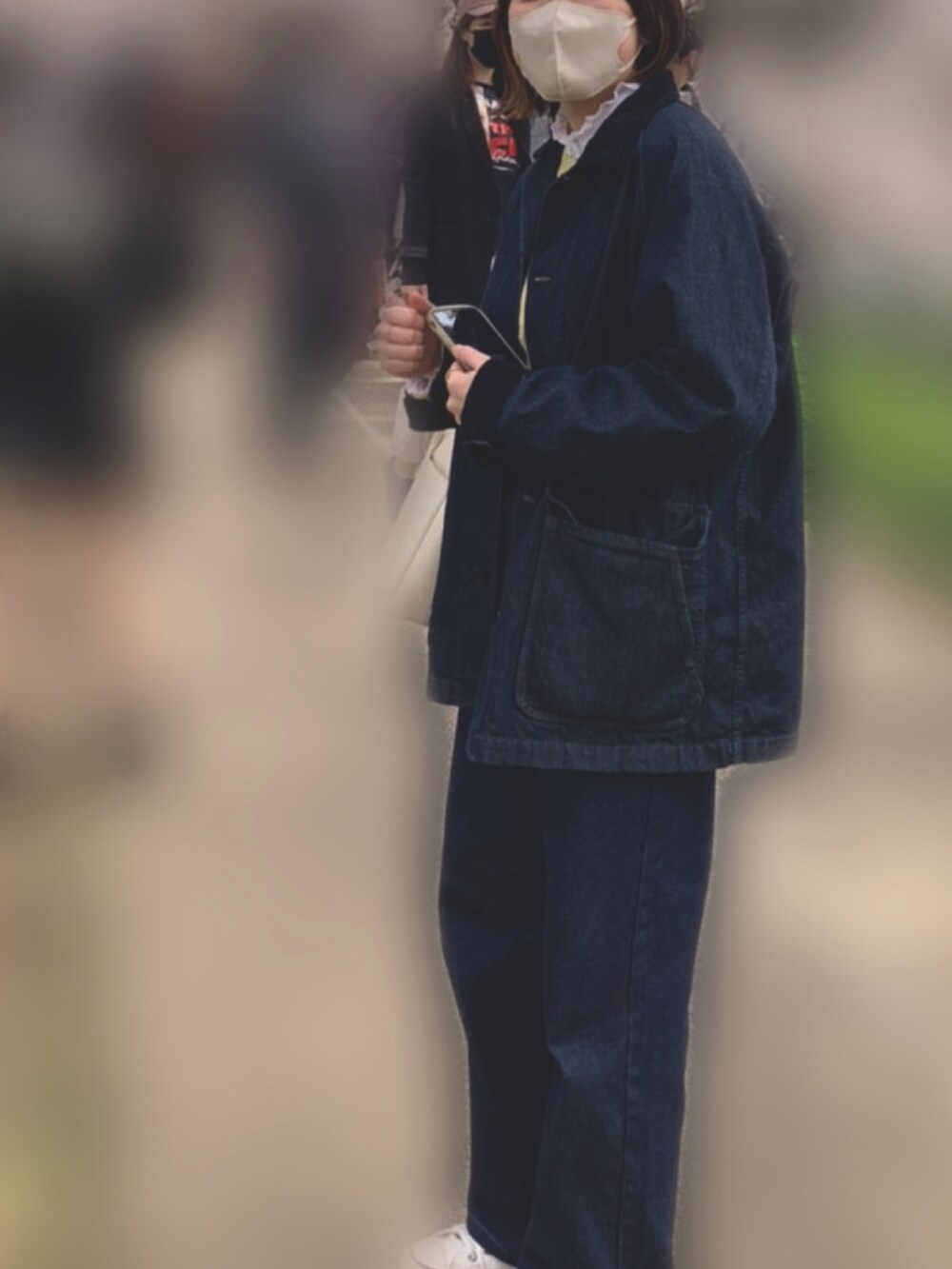 ブルー系のデニムジャケット、ブルー系のデニムパンツ、ホワイト系のショルダーバッグを着用したレディースの夏コーディネートの2枚目の写真