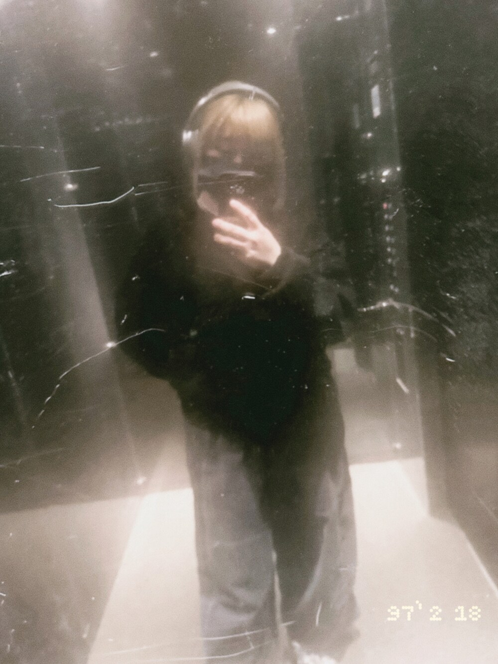 グレー系のパンツを着用したレディースの冬コーディネートの2枚目の写真