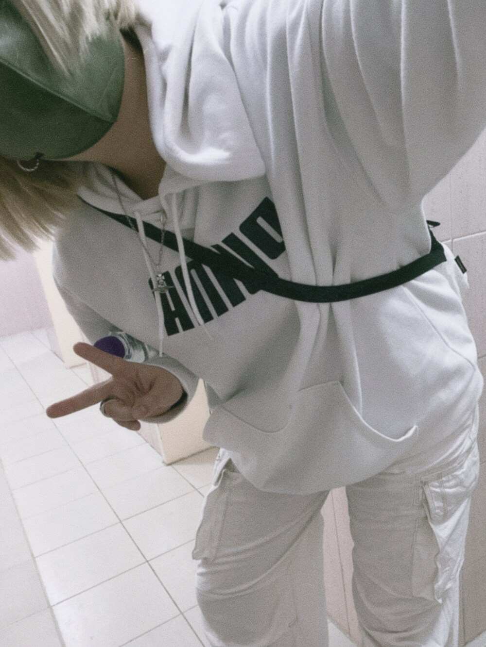 ホワイト系のパーカー、ホワイト系のその他パンツを着用したレディースの冬コーディネートの2枚目の写真