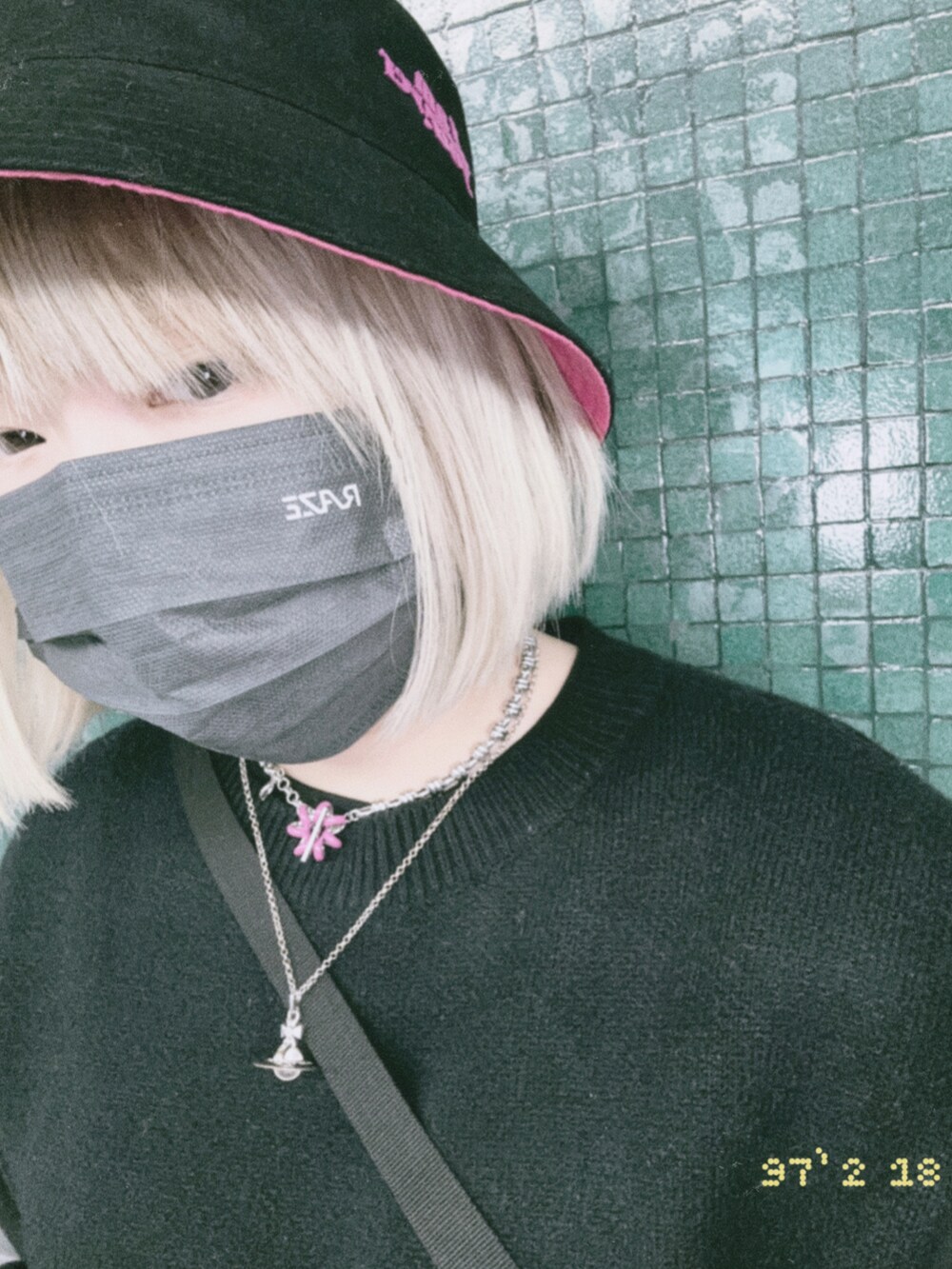 グレー系のパンツを着用したレディースの冬コーディネートの3枚目の写真