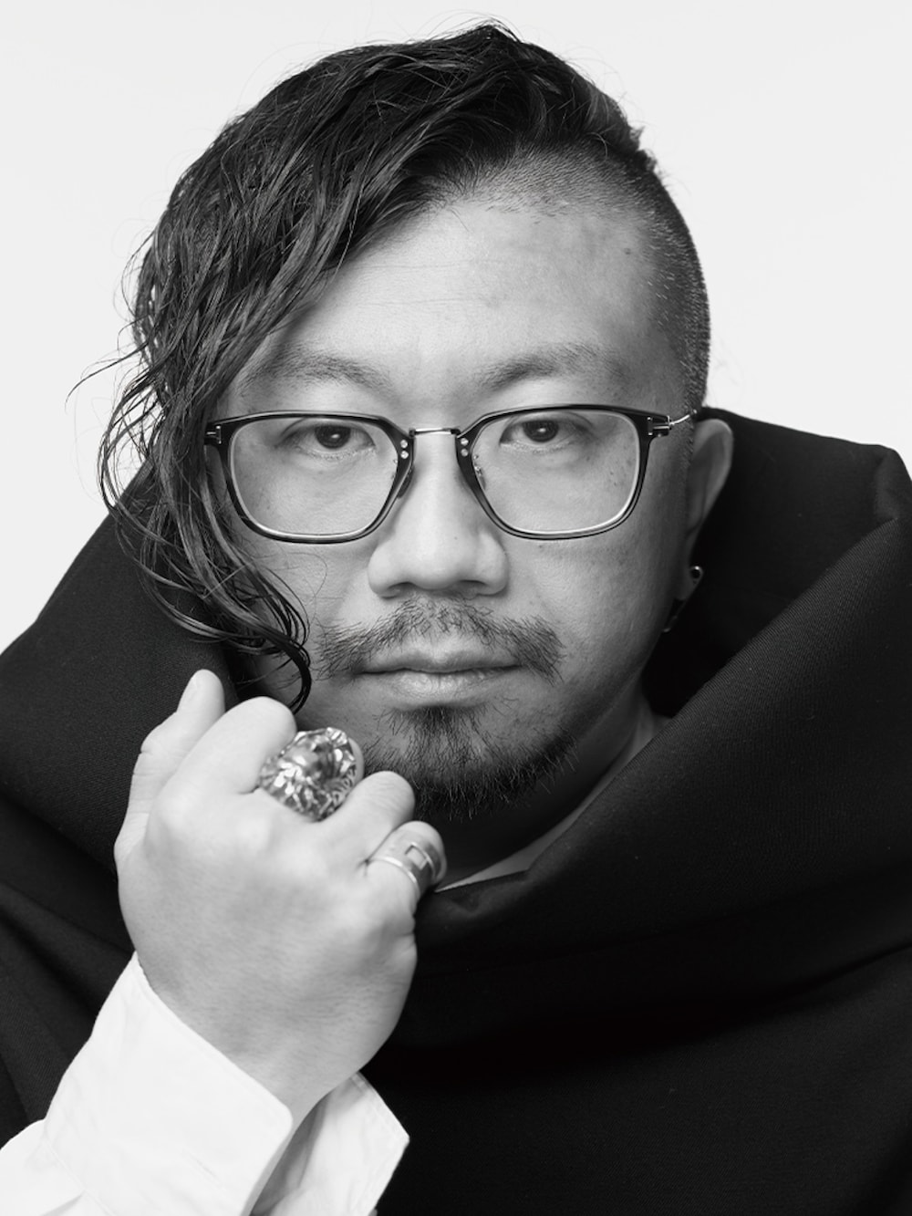 ブラック系のジャケット/アウター、ホワイト系のトップス、ブラック系のスカートを着用したメンズの春コーディネートの2枚目の写真