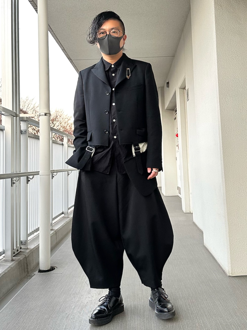 ブラック系のジャケット/アウター、ブラック系のパンツ、ブラック系のシューズを着用したメンズの冬コーディネートの2枚目の写真