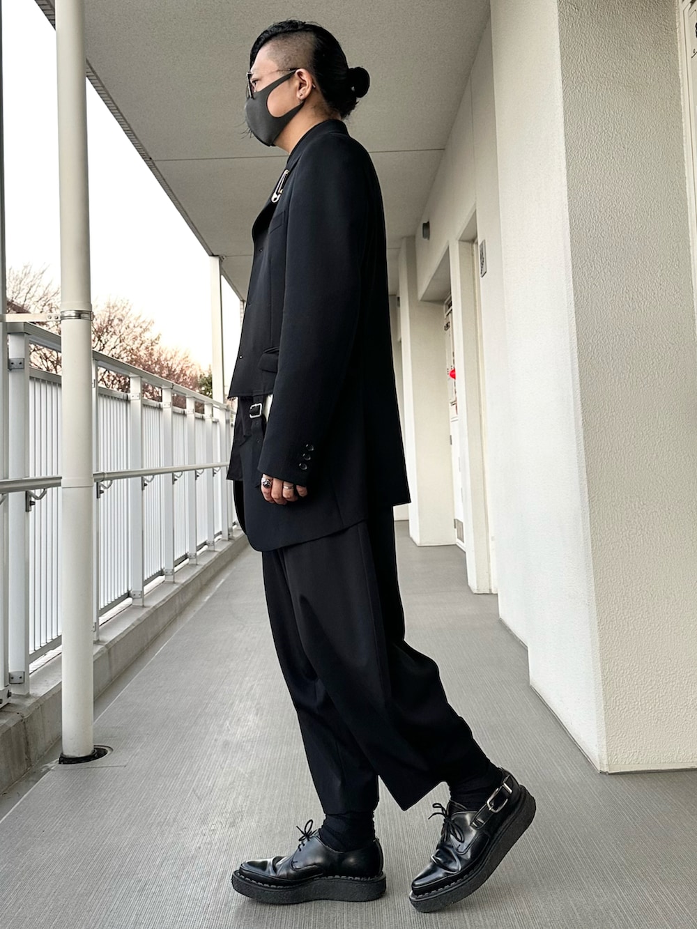 ブラック系のジャケット/アウター、ブラック系のパンツ、ブラック系のシューズを着用したメンズの冬コーディネートの3枚目の写真