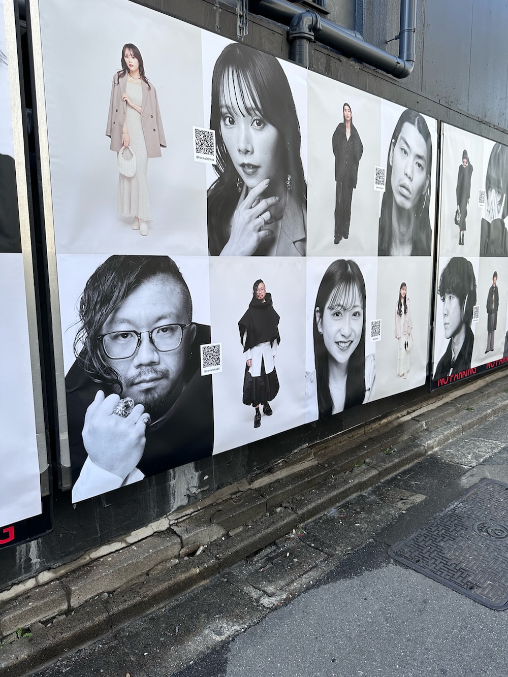 ブラック系のジャケット/アウター、ホワイト系のトップス、ブラック系のスカートを着用したメンズの春コーディネートの3枚目の写真