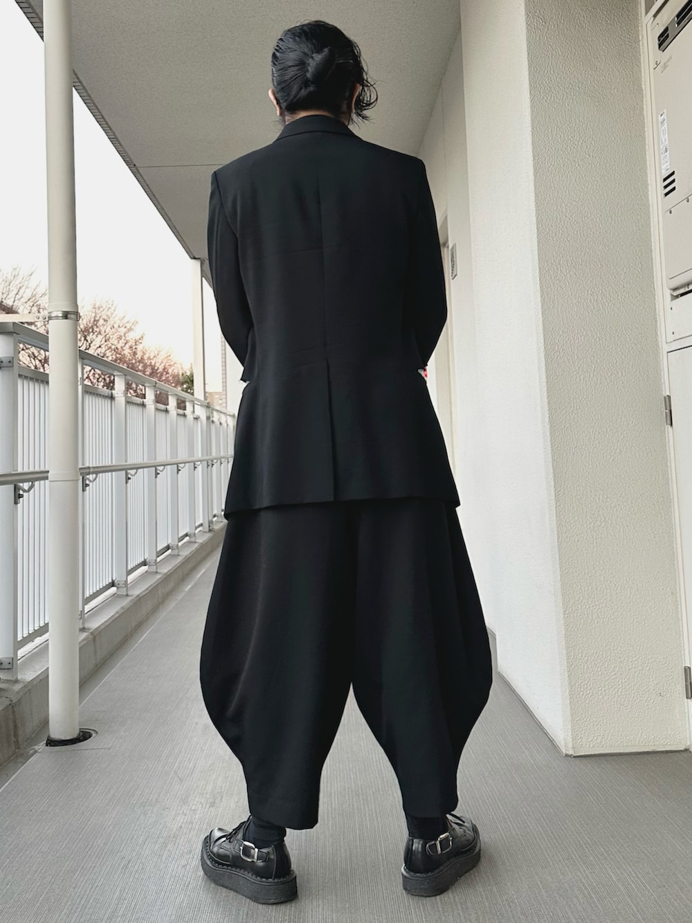 ブラック系のジャケット/アウター、ブラック系のパンツ、ブラック系のシューズを着用したメンズの冬コーディネートの4枚目の写真