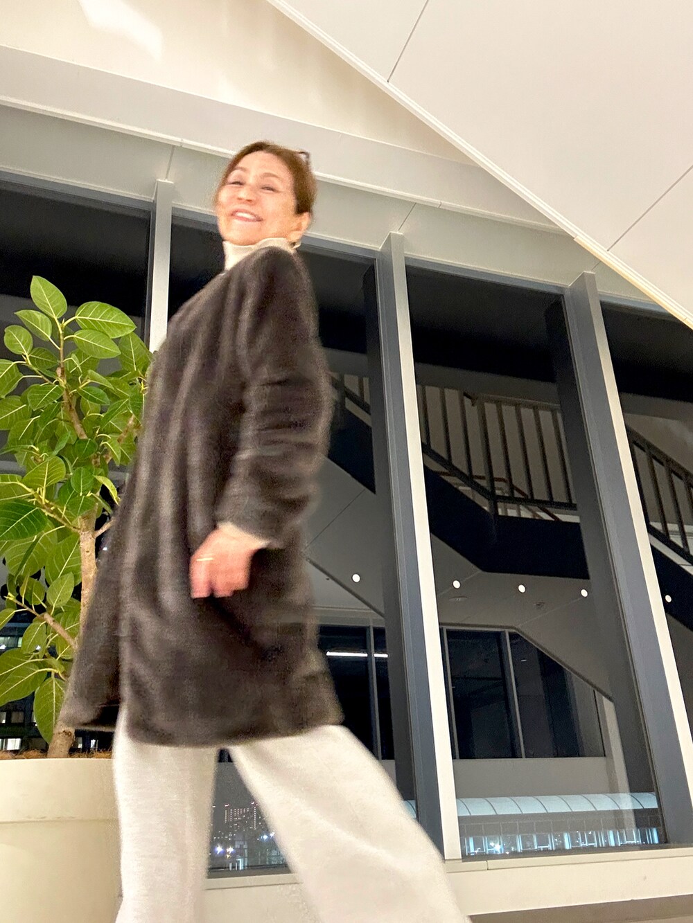 ブラウン系のジャケット/アウター、ベージュ系のデニムパンツを着用したレディースの冬コーディネートの2枚目の写真