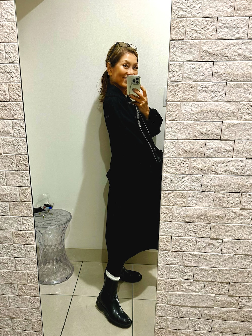 ブラック系のバッグ、ブラック系のブーツ、ブラック系のジャケット/アウターを着用したレディースの冬コーディネートの2枚目の写真