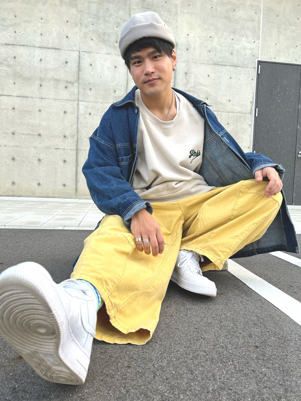 「スニーカー、デニムジャケット、ストリート、スウエット、秋服、ゆるコーデ、AF1、ストリートファッション、オリジナルブランド、秋コーデ、おしゃれさんと繋がりたい、ロールキャップ、PRBB、プリプリバブーショップ、カラーパンツ」｜「CUBE SUGARのソフトカツラギコクーンパンツ（その他パンツ、イエロー系）」を使った、だいまろ/PRBBさん（メンズ・175cm）の秋コーディネートの3枚目の写真
