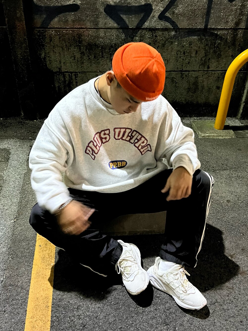 ブラック系のパンツ、ホワイト系のスウェット、ホワイト系のスニーカーを着用したメンズの秋コーディネートの2枚目の写真