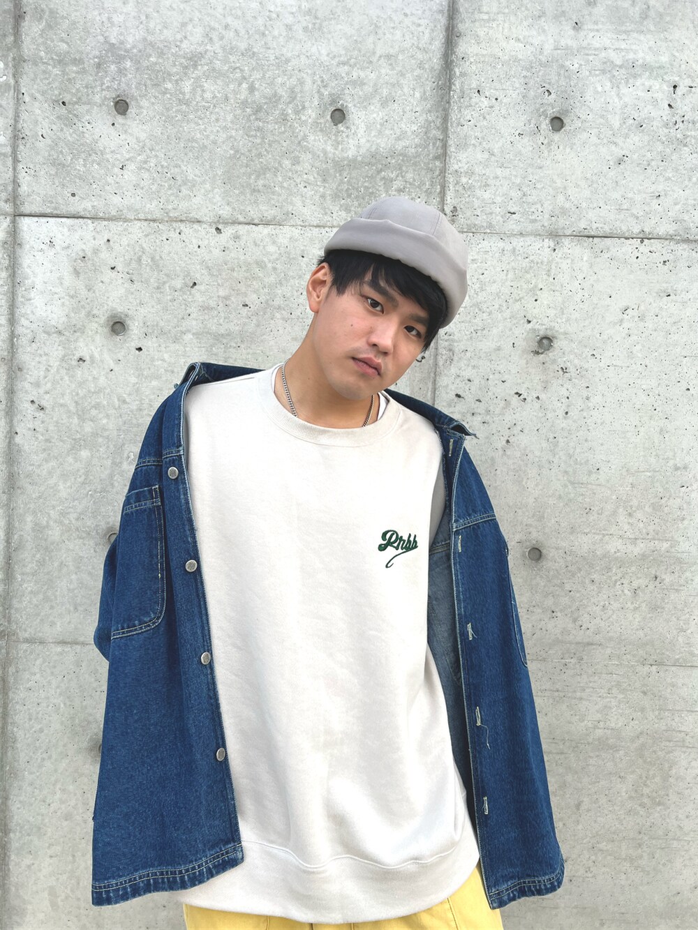 「スニーカー、デニムジャケット、ストリート、スウエット、秋服、ゆるコーデ、AF1、ストリートファッション、オリジナルブランド、秋コーデ、おしゃれさんと繋がりたい、ロールキャップ、PRBB、プリプリバブーショップ、カラーパンツ」｜「CUBE SUGARのソフトカツラギコクーンパンツ（その他パンツ、イエロー系）」を使った、だいまろ/PRBBさん（メンズ・175cm）の秋コーディネートの2枚目の写真