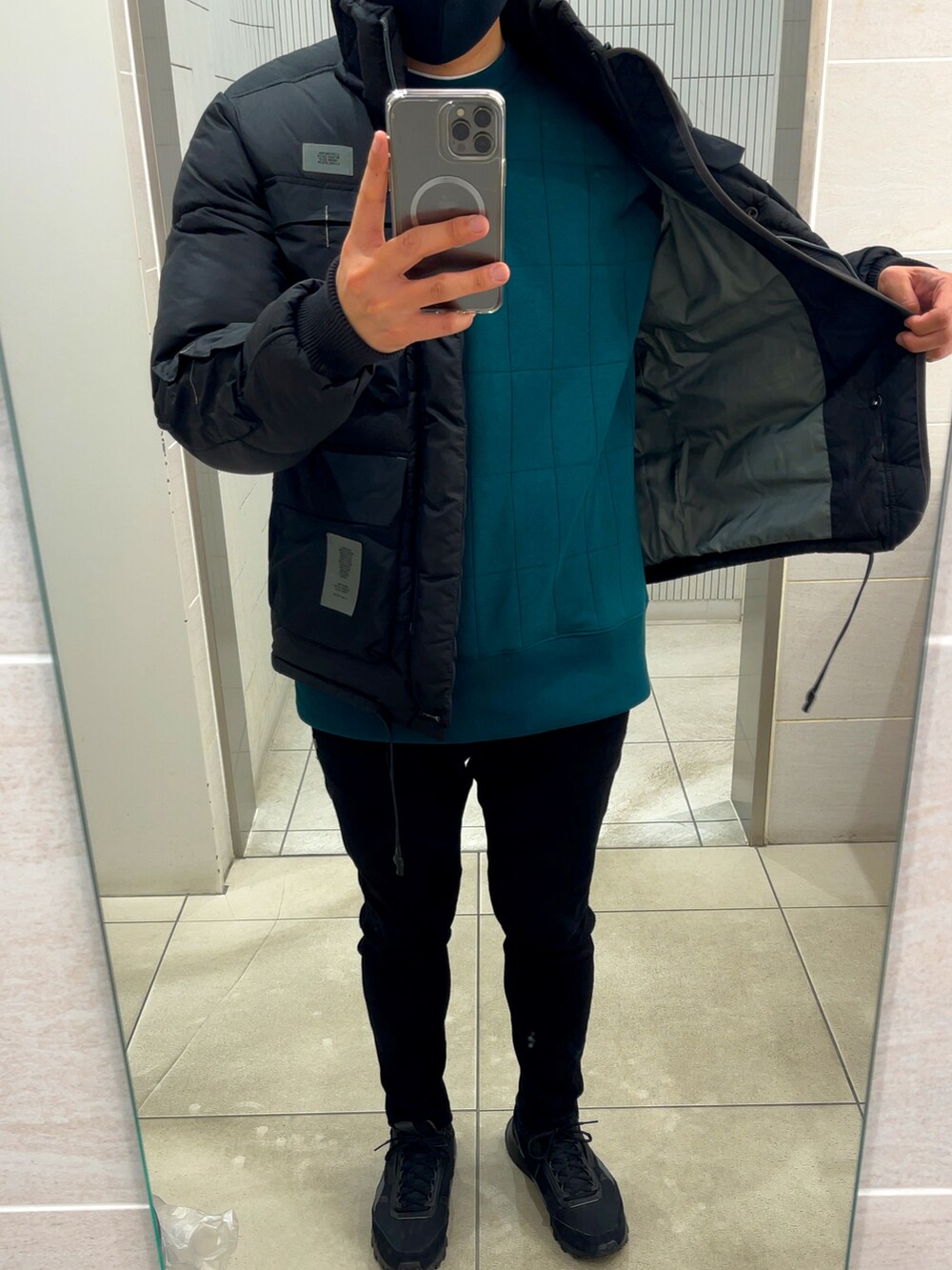 ブラック系のダウンジャケット/コート、グレー系のスウェット、ブラック系のデニムパンツを着用したメンズの冬コーディネートの2枚目の写真