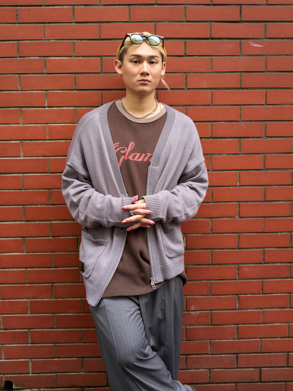 ブラウン系のTシャツ/カットソー、グレー系のカーディガン/ボレロ、グレー系のその他パンツを着用したメンズの秋コーディネートの3枚目の写真