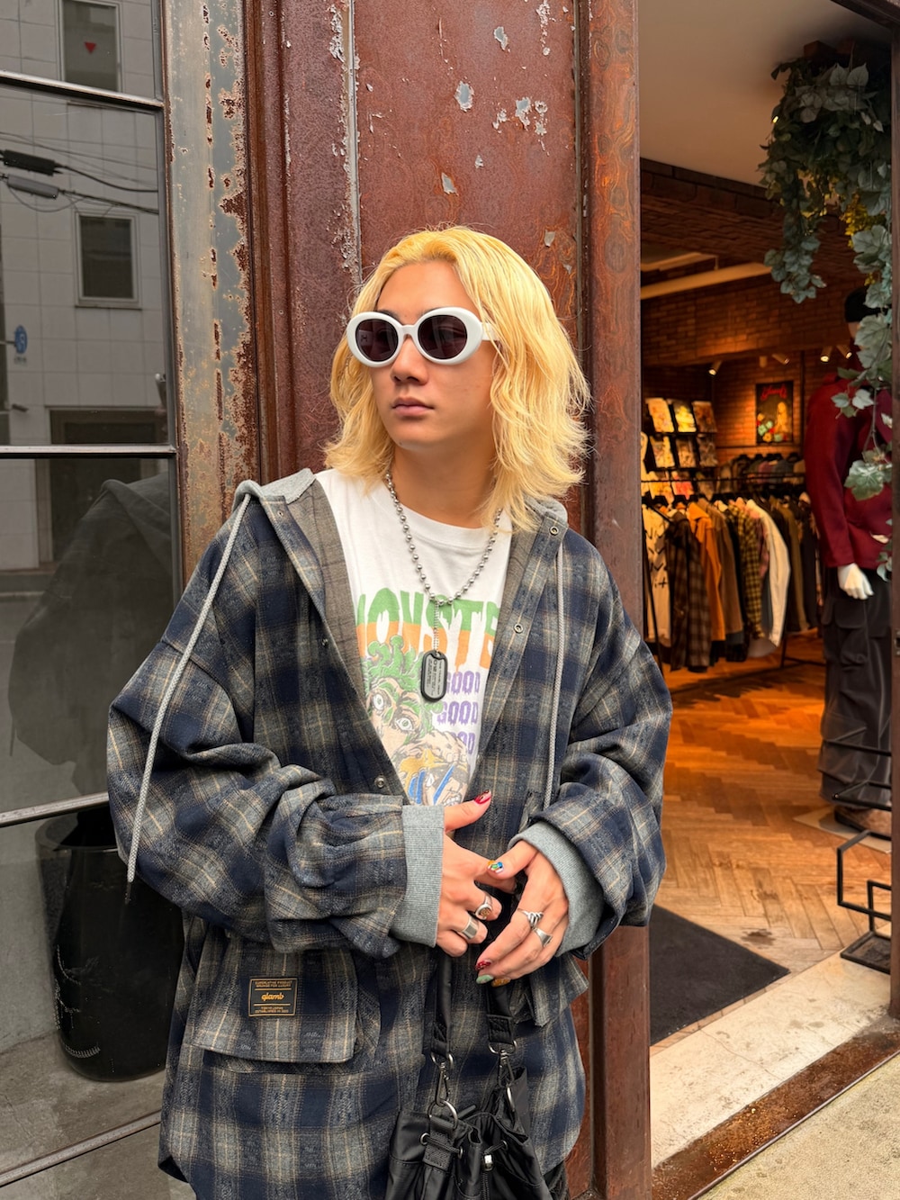 ブルー系のシャツ/ブラウス、ホワイト系のTシャツ/カットソー、ブラック系のハンドバッグを着用したメンズの秋コーディネートの2枚目の写真