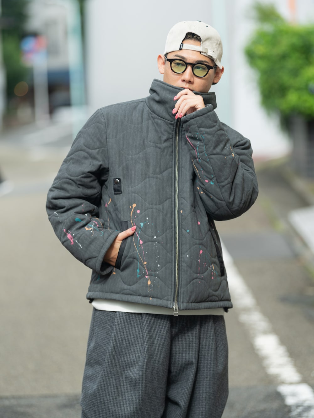 ブラック系のブルゾン、グレー系のその他パンツを着用したメンズの秋コーディネートの2枚目の写真
