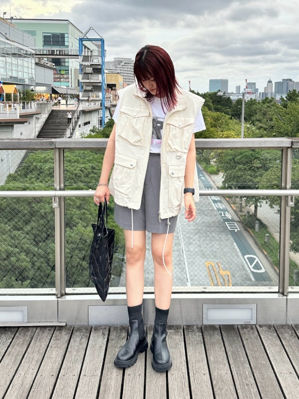 ブラック系のブーツ、ホワイト系のベスト、ホワイト系のTシャツ/カットソーを着用したレディースの夏コーディネートの2枚目の写真