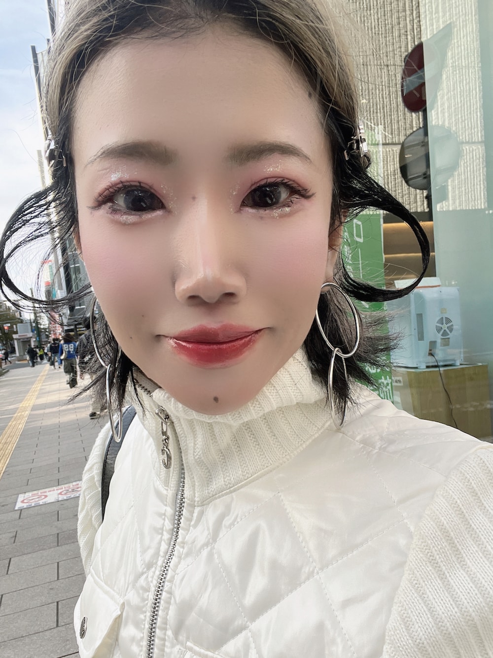 「韓国ファッション、韓国コーデ、シズニルック、y2k、グランジ、秋コーデ、初冬コーデ、モノトーンコーデ、パデットジャケット、ニットジャケット、ミニスカート、レースタイツ、エンジニアブーツ、ニーハイソックス」|「CRANKのアイテム(ジャケット/アウター、ホワイト系)」を使った、あろまんØさん(レディース・160cm)の秋コーディネートの2枚目の写真