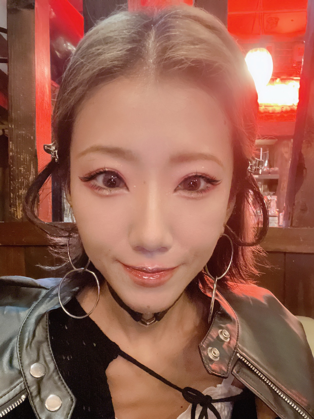 「今日のメイク、今日のコスメと服、レイヤードスタイル、秋っぽコーデ更新中、韓国ファッション、韓国コーデ、シズニルック、y2k、モノトーンコーデ、ニーハイソックス、ミニスカート、ライダースジャケット、ニットカーディガン、ライダース、秋コーデ」|「by muni:rのクロップドライダースジャケット(ライダースジャケット、ブラック系)」を使った、あろまんØさん(レディース・160cm)の秋コーディネートの2枚目の写真
