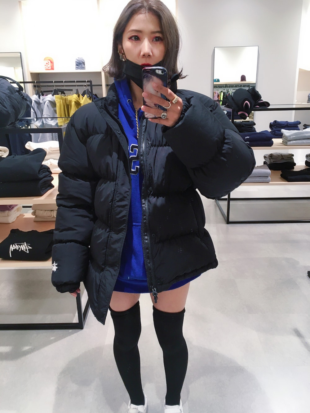 「秋コーデ、CLUB FASHION、club、クラブ、ストリート、ストリートコーデ、ニーハイソックス、レギンスパンツ、レギンス、ビッグパーカー、stussy、ロゴパーカー、厚底スニーカー、ダウンジャケット、スタジャン」｜「STUSSYのアイテム（パーカー、ブルー系）」を使った、あろまんØさん（レディース・160cm）の秋コーディネートの2枚目の写真