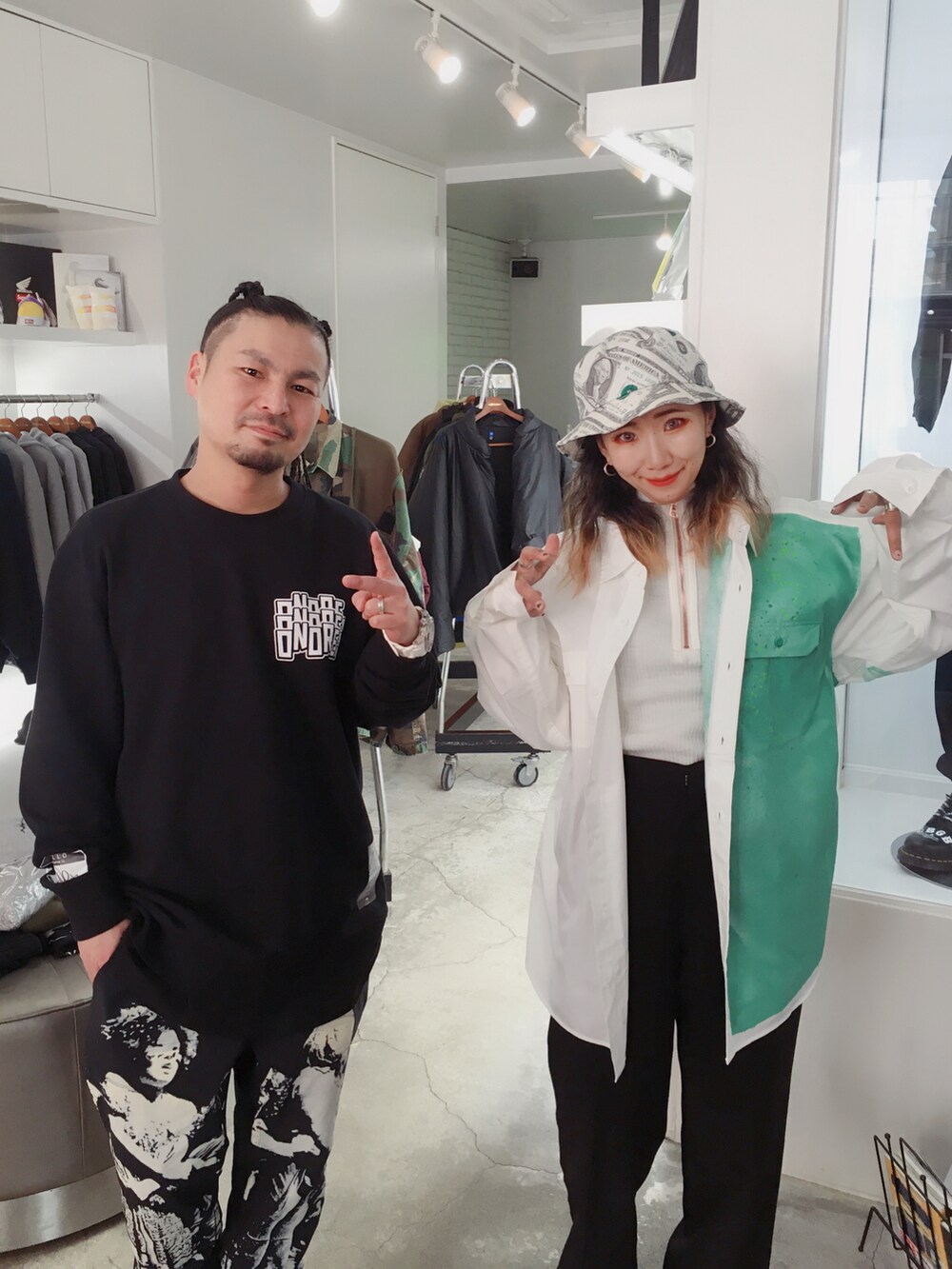 「はじめましてコーデ、ストリートコーデ、ストリート、韓国ストリート、韓国ファッション、オーバーサイズ、ビッグシルエット、白シャツ、スラックス、ハーフジップ、バケットハット、NCBB、chillinda house、ママコーデ、厚底ブーツ」|「Dessin de Modeのアイテム(ハット、その他)」を使った、あろまんØさん(レディース・160cm)の春コーディネートの2枚目の写真