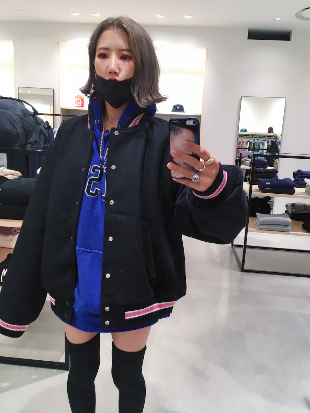 「秋コーデ、CLUB FASHION、club、クラブ、ストリート、ストリートコーデ、ニーハイソックス、レギンスパンツ、レギンス、ビッグパーカー、stussy、ロゴパーカー、厚底スニーカー、ダウンジャケット、スタジャン」｜「STUSSYのアイテム（パーカー、ブルー系）」を使った、あろまんØさん（レディース・160cm）の秋コーディネートの3枚目の写真