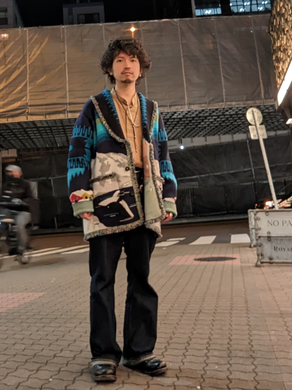 ブルー系のトップスを着用したメンズの冬コーディネートの2枚目の写真