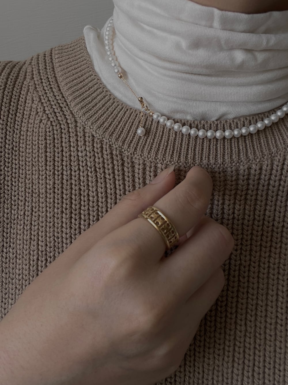 「秋のコーデ、秋、autumn、pearl、pearl necklace、UNIQLO、BOTTEGA VENETA、CELINE、New Balance」｜「ladypearlのアイテム（ネックレス、ホワイト系）」を使った、H.S.U.A.Nさん（レディース・167cm）の秋コーディネートの2枚目の写真