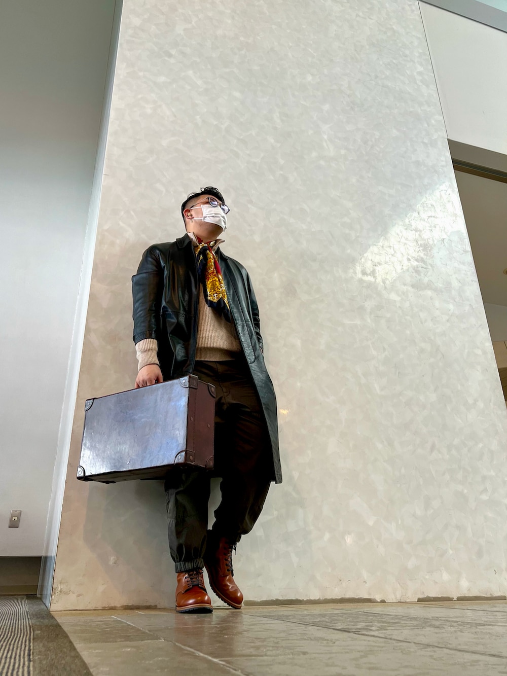 オレンジ系のブーツ、グリーン系のその他パンツ、ブラック系のその他アウターを着用したメンズの春コーディネートの2枚目の写真