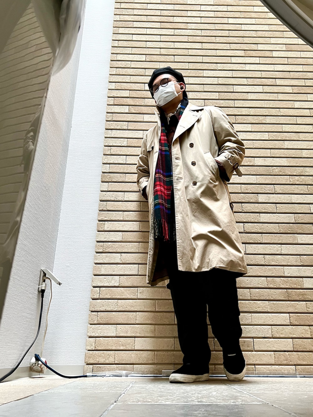 ベージュ系のトレンチコート、ブラック系のその他パンツ、ブラック系のスリッポンを着用したメンズの冬コーディネートの2枚目の写真