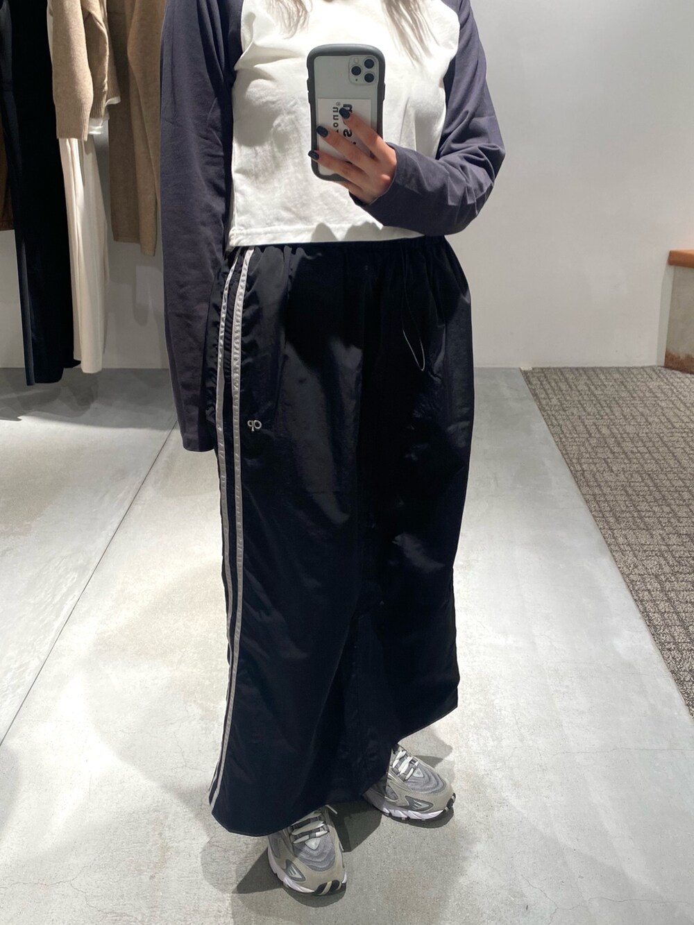 ブルー系のデニムジャケット、ブラック系のスカートを着用したレディースの冬コーディネートの2枚目の写真