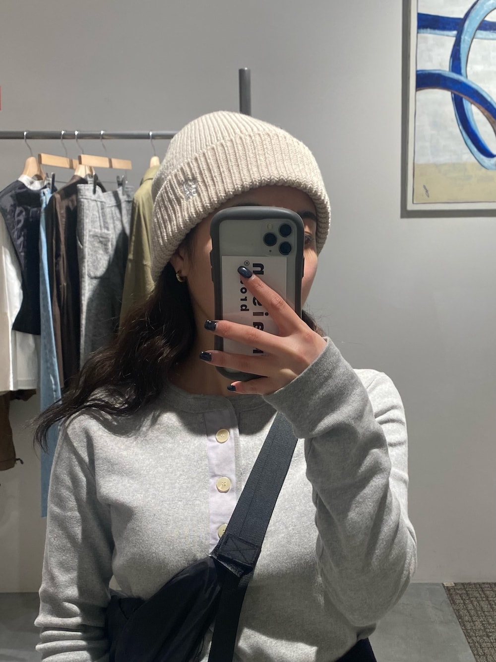 ブルー系のその他パンツ、グレー系のTシャツ/カットソー、ブラック系のショルダーバッグを着用したレディースの冬コーディネートの2枚目の写真