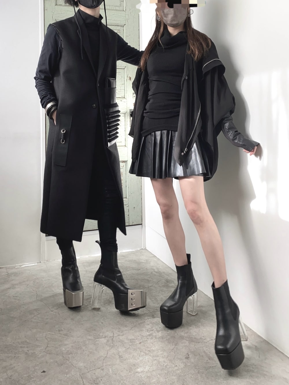 「リックオウエンス」｜「Rick Owensのアイテム（チェスターコート、ブラック系）」を使った、trestelle2012さん（メンズ・173cm）の冬コーディネートの2枚目の写真