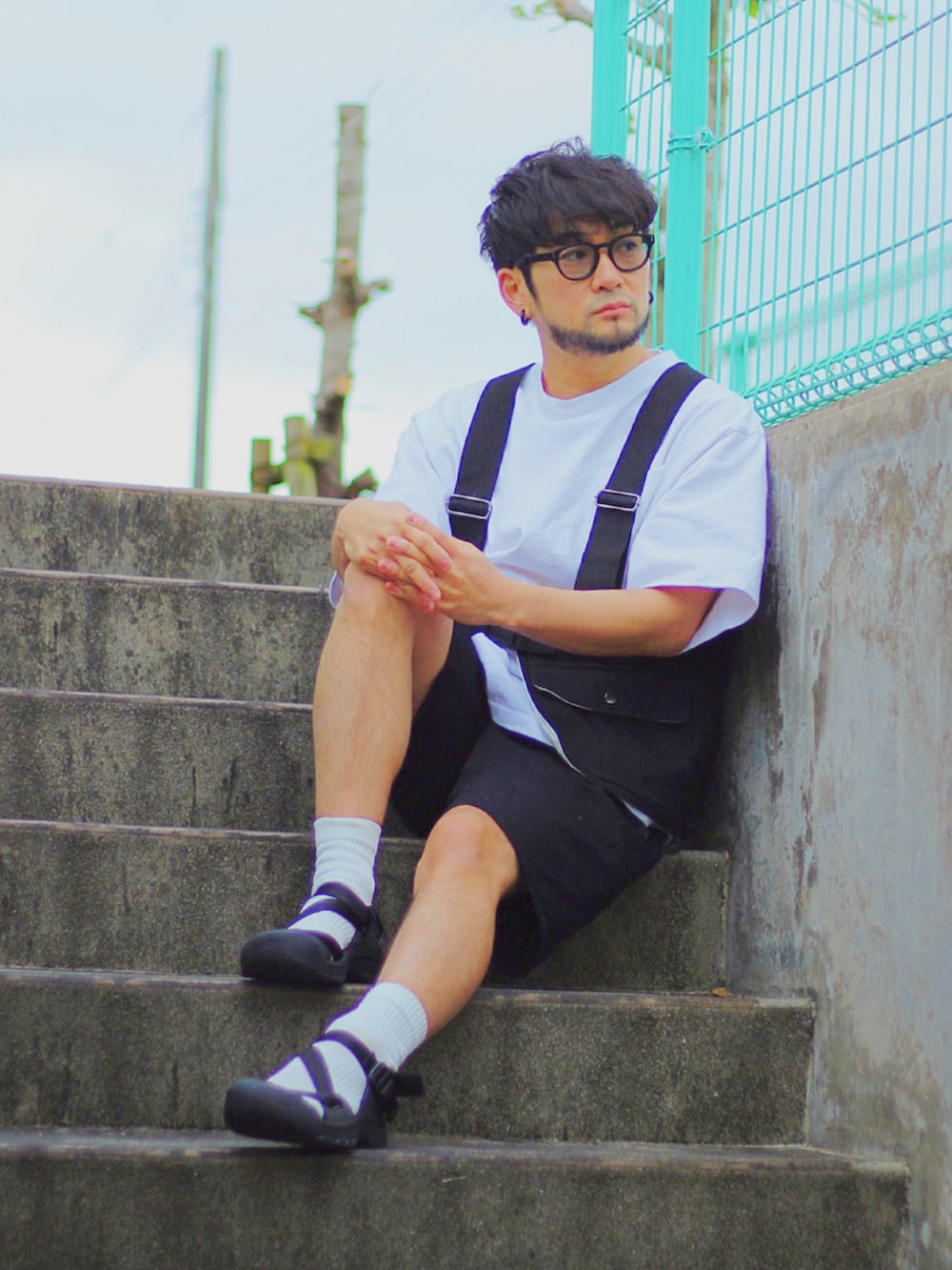 ブラック系のその他パンツ、ブラック系のベスト、ブラック系のサンダルを着用したメンズの夏コーディネートの3枚目の写真