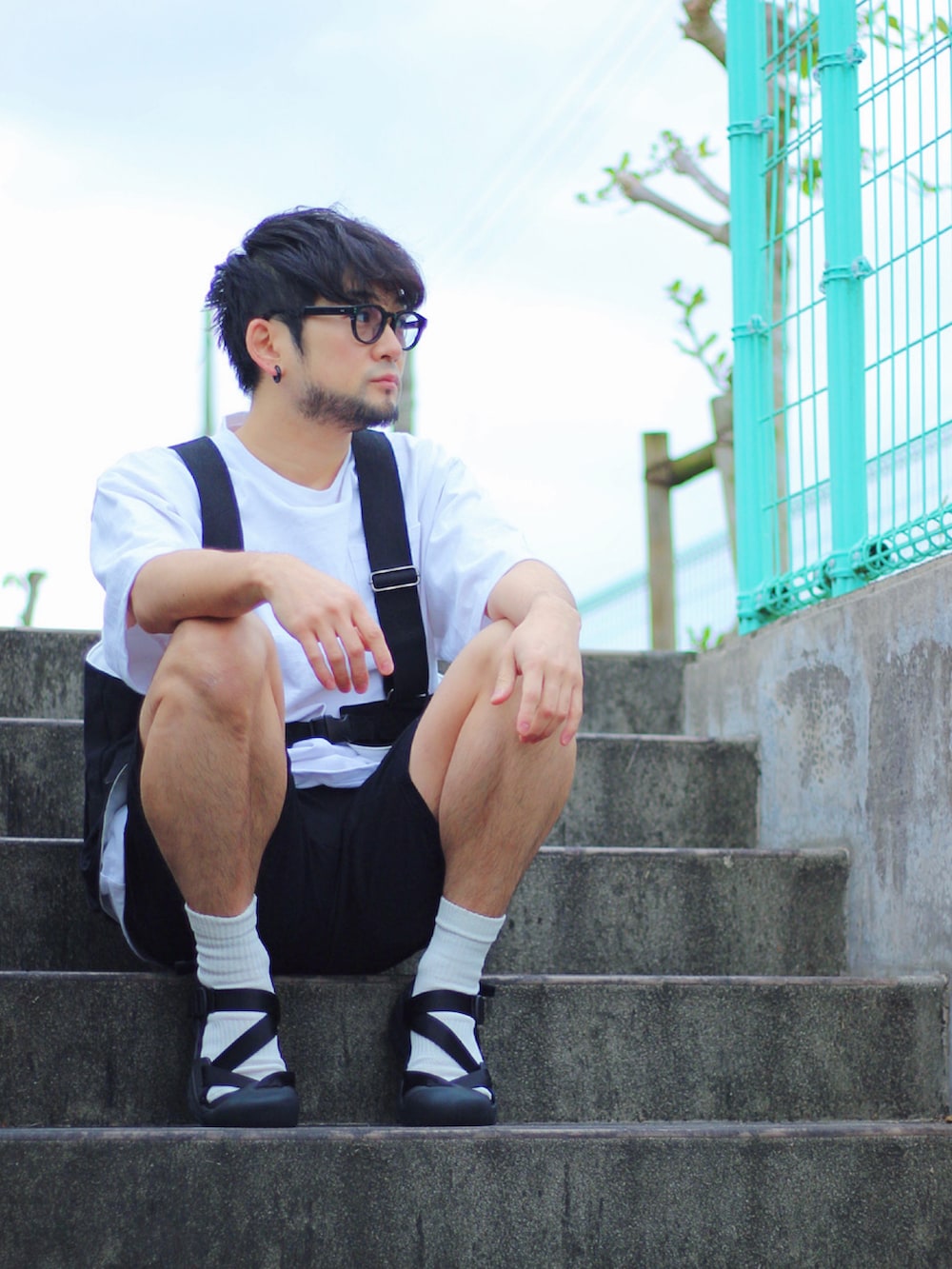 ブラック系のその他パンツ、ブラック系のベスト、ブラック系のサンダルを着用したメンズの夏コーディネートの2枚目の写真