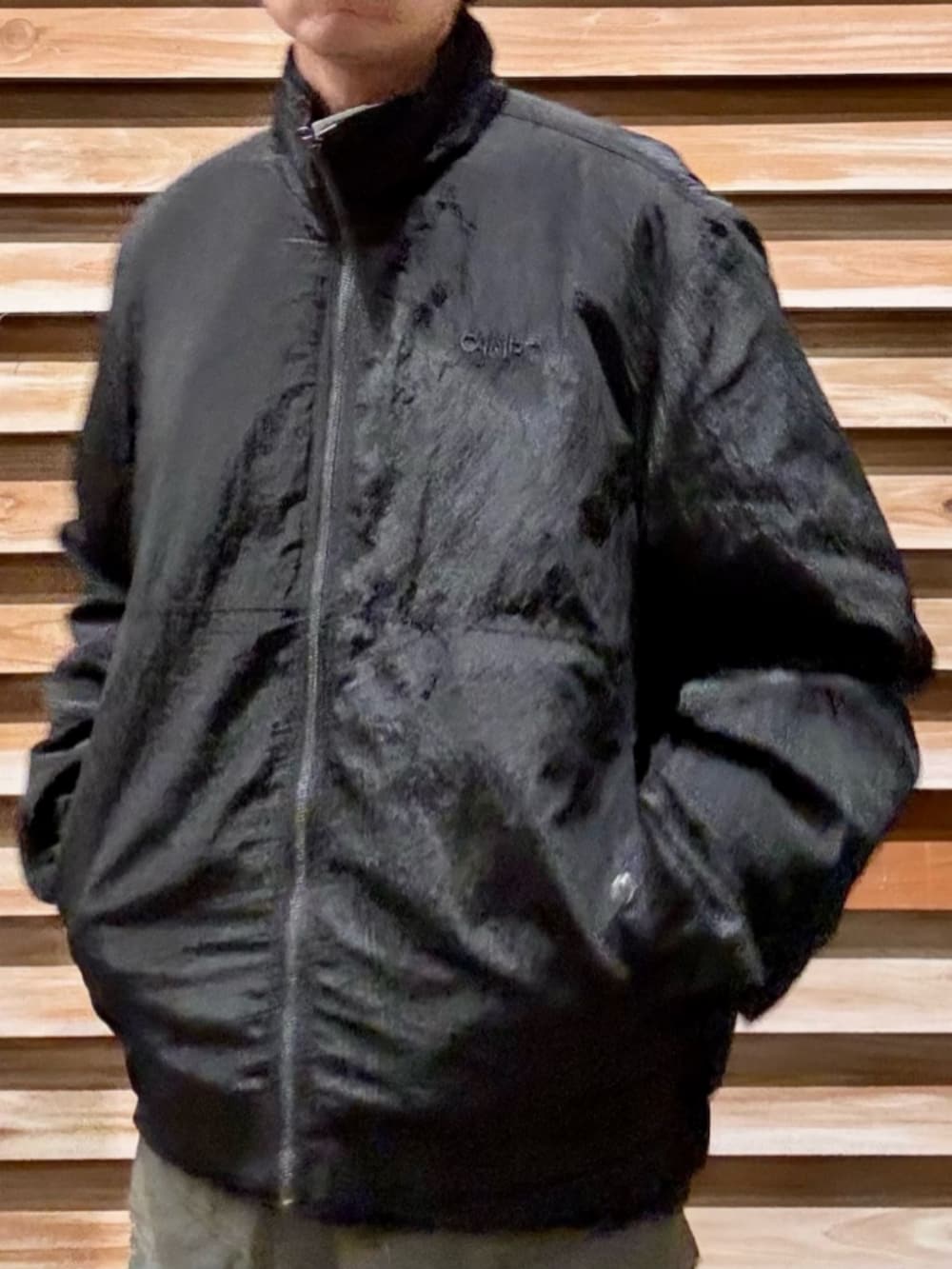 ホワイト系のTシャツ/カットソー、ブラック系のブルゾン、ブラック系のスウェットを着用したメンズの冬コーディネートの7枚目の写真