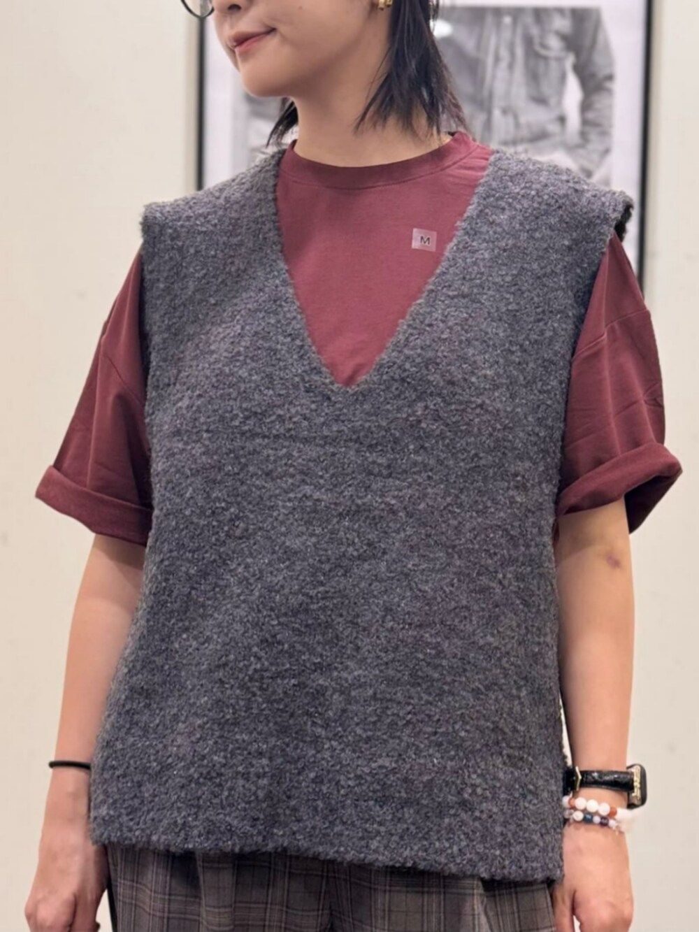 ブラウン系のその他パンツ、レッド系のTシャツ/カットソー、ブラック系のショルダーバッグを着用したレディースの秋コーディネートの4枚目の写真