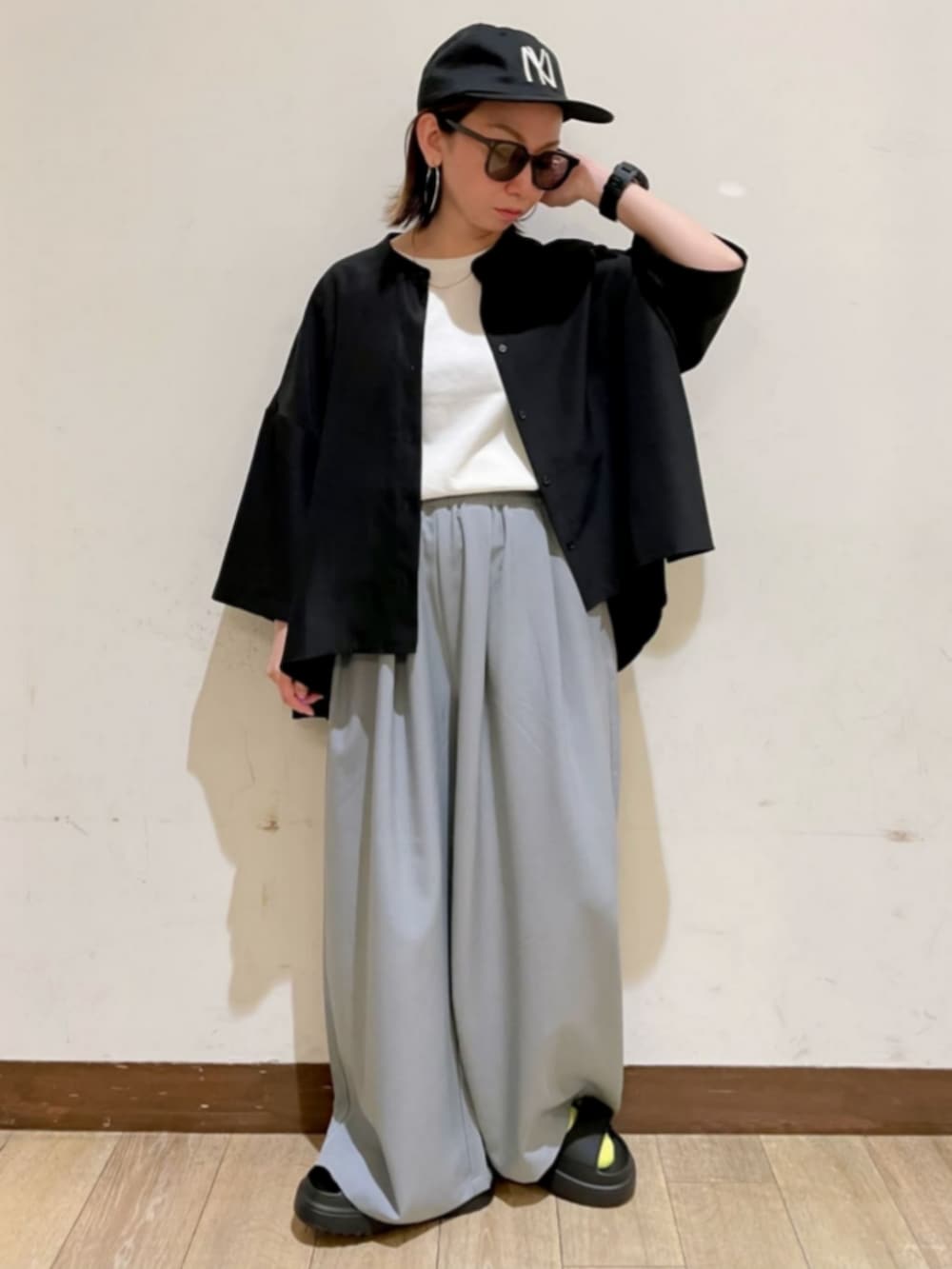 ブラック系のサンダル、ブラック系のシャツ/ブラウス、ホワイト系のTシャツ/カットソーを着用したレディースの夏コーディネートの4枚目の写真