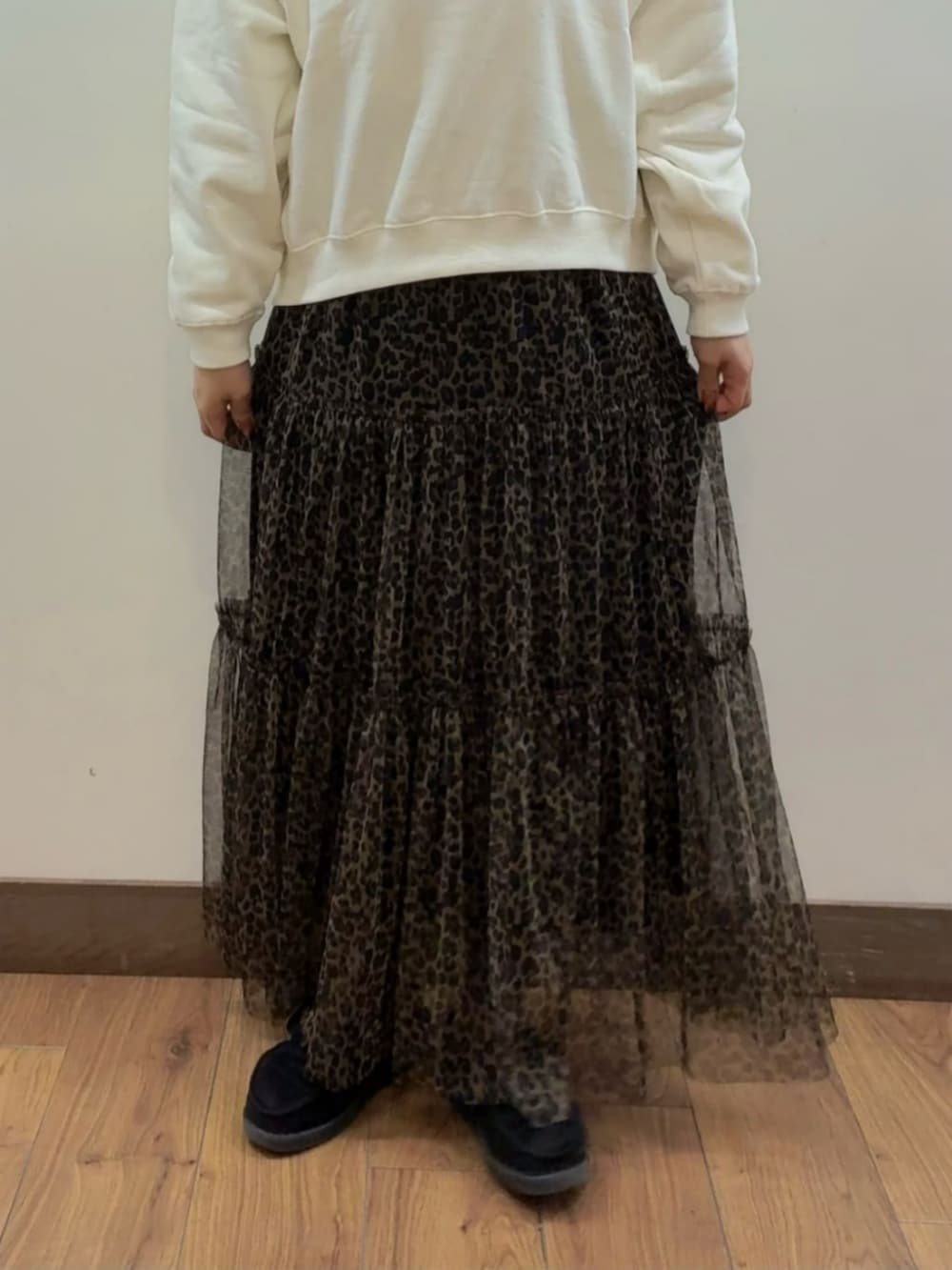 ブラウン系のショルダーバッグ、ホワイト系のスウェット、ブラウン系のスカートを着用したレディースの秋コーディネートの6枚目の写真