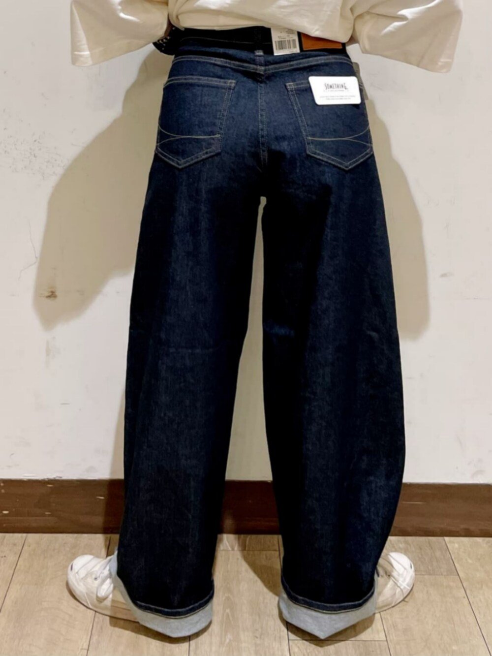 ブルー系のシャツ/ブラウス、ホワイト系のTシャツ/カットソー、ブルー系のデニムパンツを着用したレディースの秋コーディネートの10枚目の写真