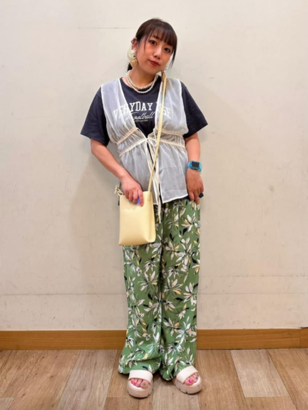 「ゆったり、ゆったりコーデ、着痩せ・細見え、羽織り、低身長コーデ、低身長、夏コーデ、カラーパンツ、総柄、総柄パンツ、Tシャツ、プリントT」｜「HONEYSUCKLE ROSEの【HONEYSUCKLE ROSE】ロゴプリントＴ（Tシャツ/カットソー、グレー系）」を使った、Rightonさん（レディース・152cm）の夏コーディネートの2枚目の写真