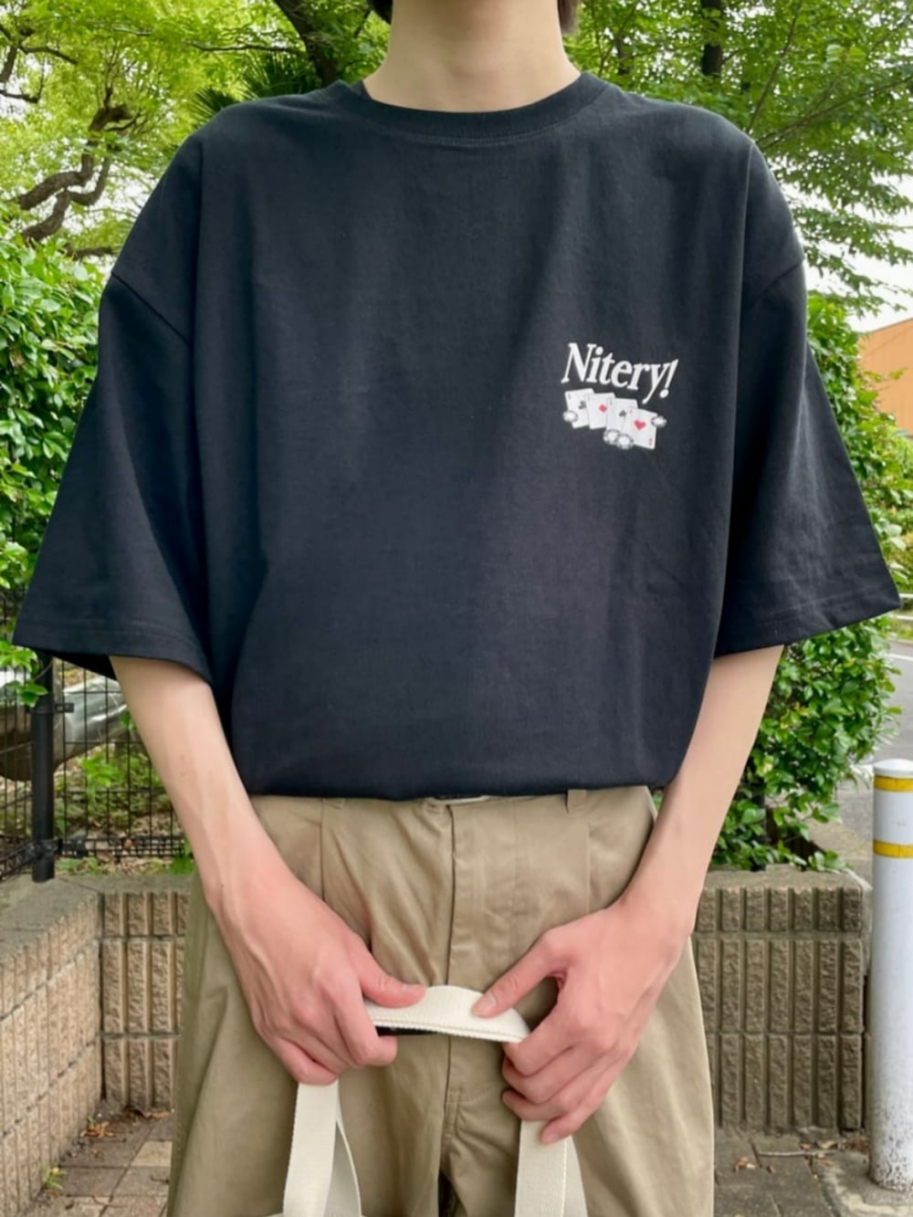「夏コーデ、ワイドパンツ、Tシャツ、半袖、半袖Ｔシャツ、トートバッグ、メンズファッション」｜「Leeの【Lee】キャンバス２ＷＡＹショルダーバッグ（ショルダーバッグ、ブラック系）」を使った、Rightonさん（骨格ナチュラル・メンズ・173cm）の夏コーディネートの5枚目の写真