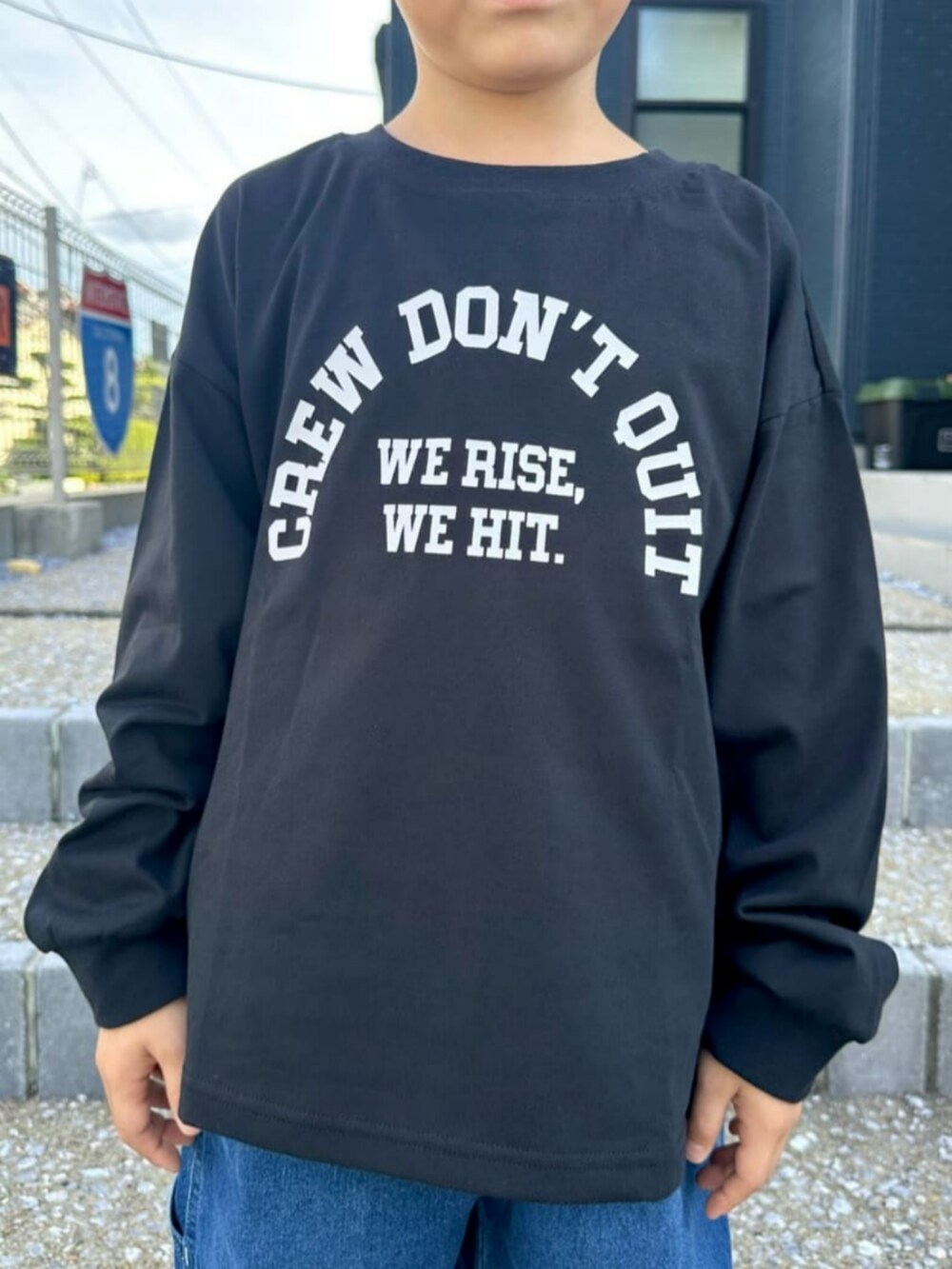 ブラック系のTシャツ/カットソー、グレー系のシャツ/ブラウスを着用したキッズの秋コーディネートの6枚目の写真