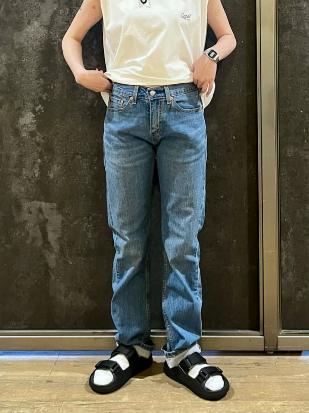 ブラック系のTシャツ/カットソー、ホワイト系のタンクトップ、ブルー系のデニムパンツを着用したレディースの夏コーディネートの8枚目の写真