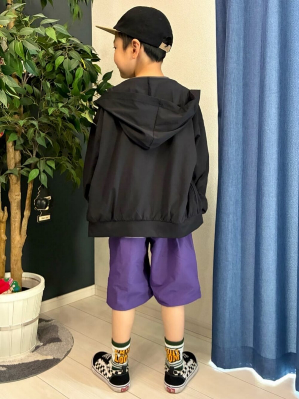 ブラック系のパーカー、ブラック系のTシャツ/カットソー、パープル系のその他パンツを着用したキッズの春コーディネートの3枚目の写真