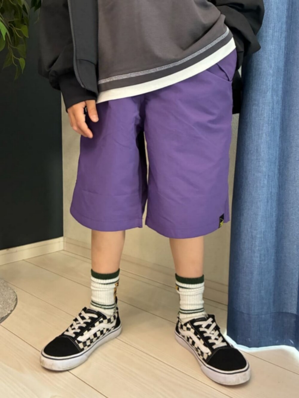 ブラック系のパーカー、ブラック系のTシャツ/カットソー、パープル系のその他パンツを着用したキッズの春コーディネートの8枚目の写真