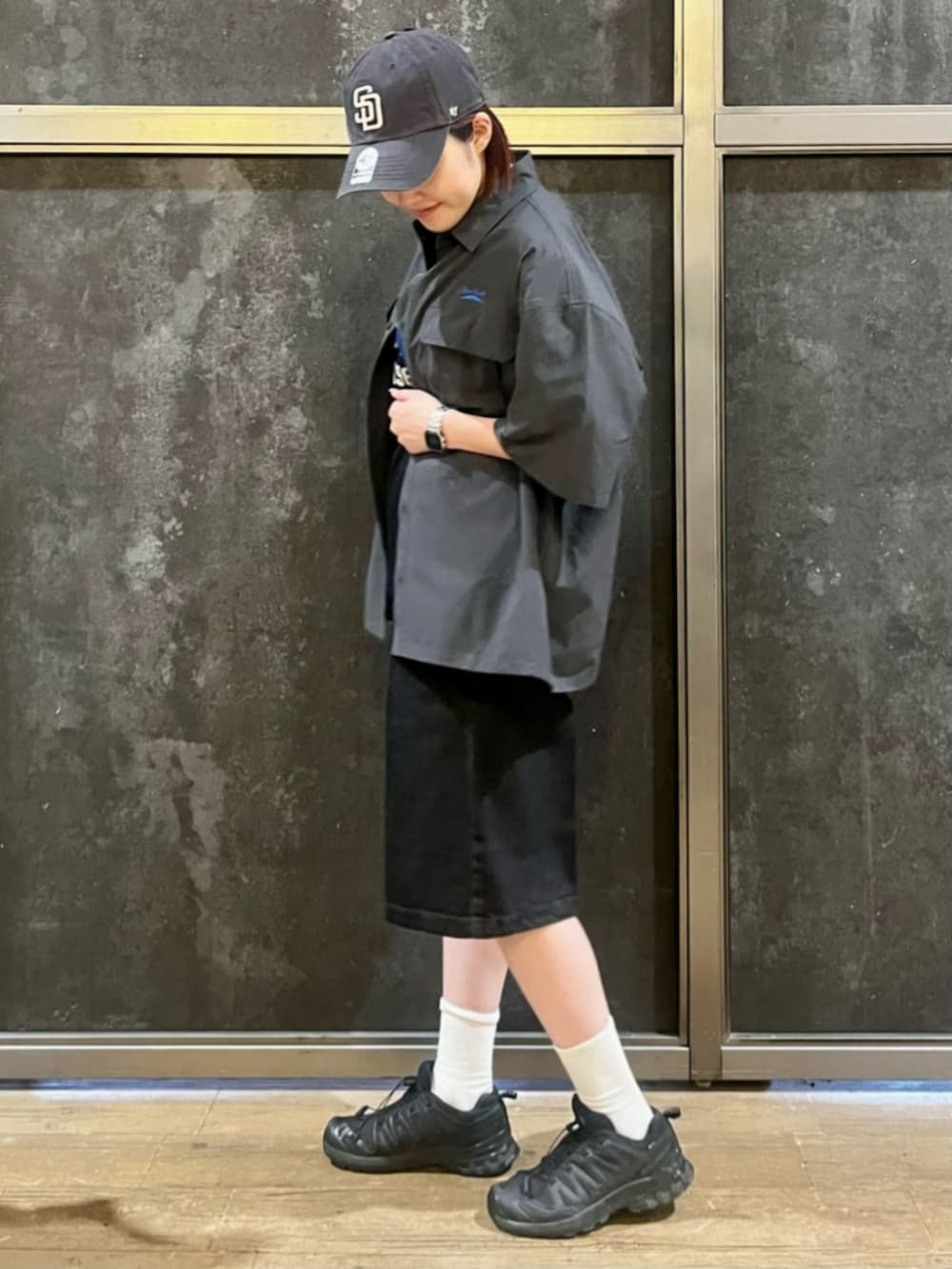 ブラック系のシャツ/ブラウス、ブラック系のTシャツ/カットソー、ブラック系のその他パンツを着用したレディースの夏コーディネートの2枚目の写真