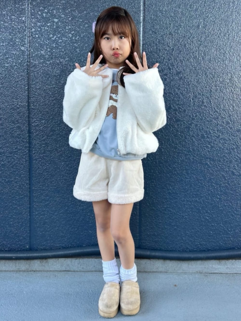 ホワイト系のトートバッグ、ブルー系のスウェット、ホワイト系のブルゾンを着用したキッズの冬コーディネートの2枚目の写真